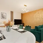 Ursus Nova With Parking By Renters Prestige * 华沙